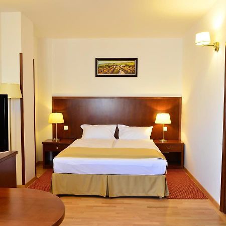 Hotel Miraj Ramnicu Valcea Bagian luar foto