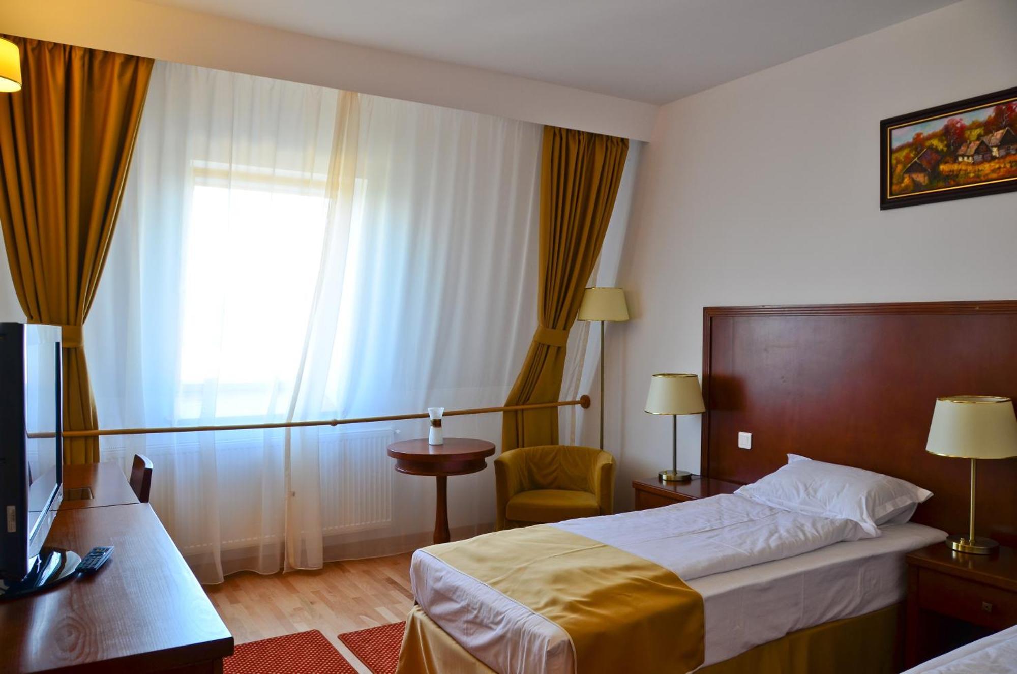 Hotel Miraj Ramnicu Valcea Bagian luar foto