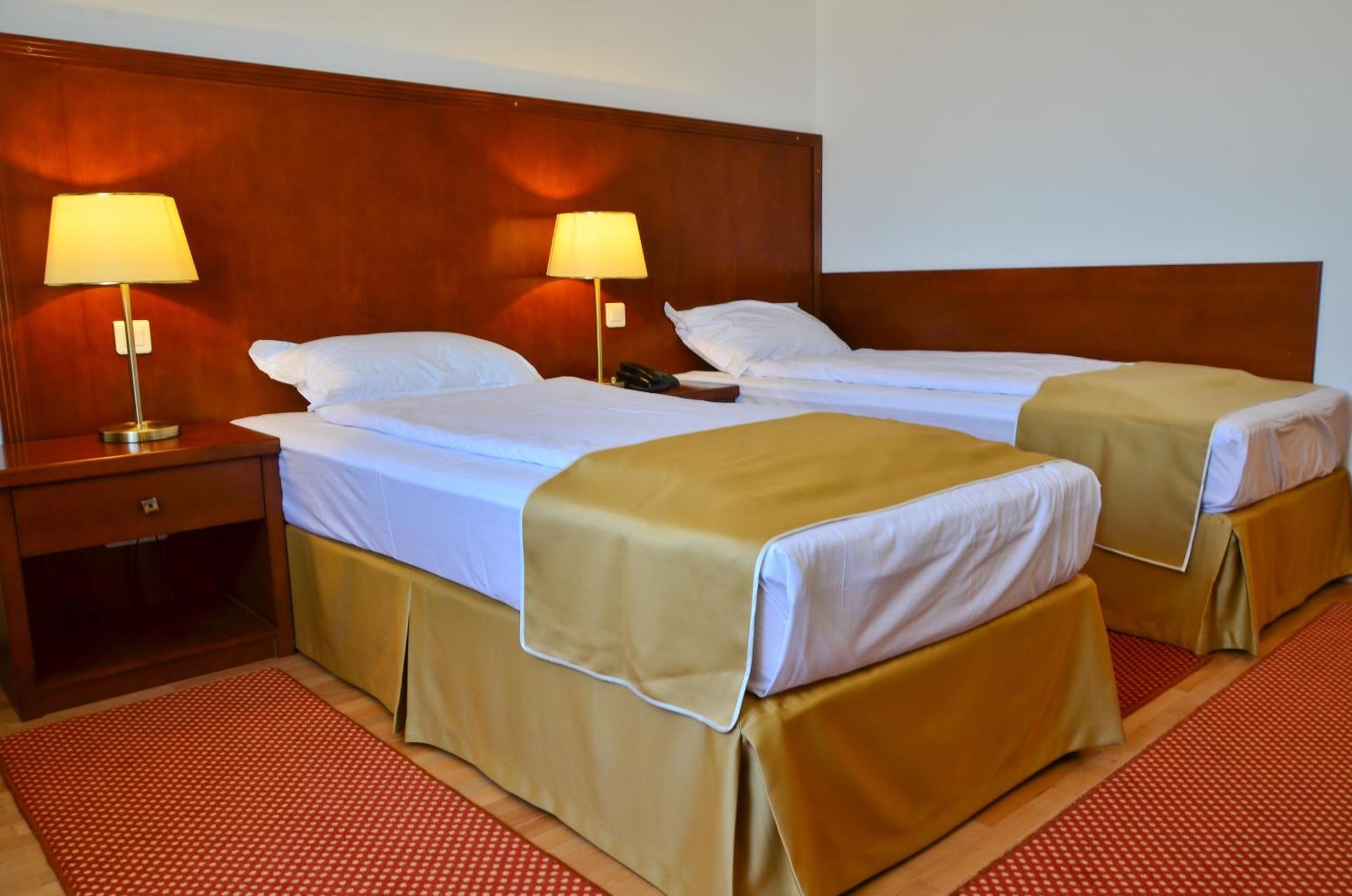 Hotel Miraj Ramnicu Valcea Bagian luar foto